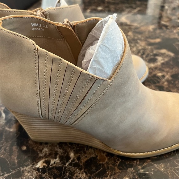 Sassy wedges to add to your Fall wardrobe! Brand new and never worn! - Picture 5 of 6